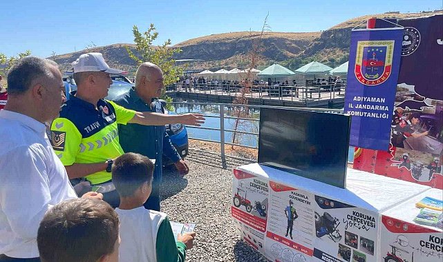 Jandarma ekipleri, trafik bilgilendirme standı açtı