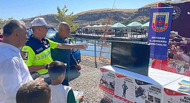 Jandarma ekipleri, trafik bilgilendirme standı açtı