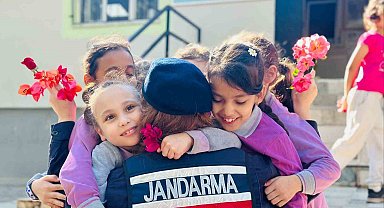 Jandarma kız çocuklarını unutmadı