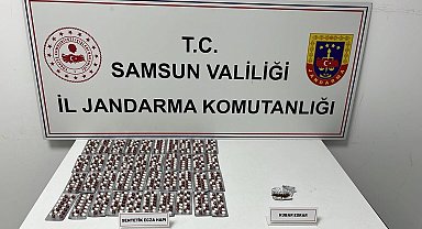 Jandarma taksideki yolcuları uyuşturucuyla yakaladı
