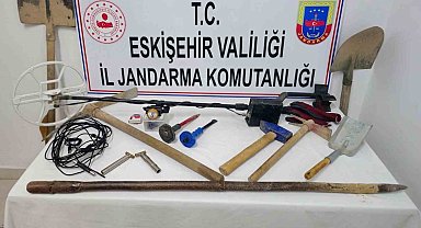 Jandarma tarafından, kaçak kazı yaparken yakalanan 3 şüpheli tutuklandı