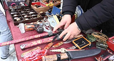 Japon kılıçlarından Osmanlı saatlerine birçok ürünün bulunduğu antika tezgahına yoğun ilgi