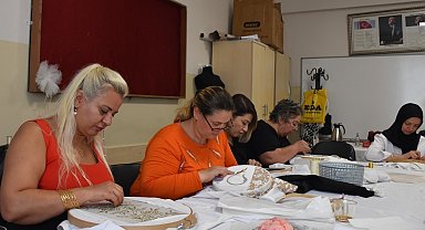 Kadınlar el sanatı kurslarında yeteneklerini keşfediyor