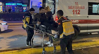 Kafe içinde bıçaklanan şahıs sedye üzerine telefonu elinden bırakmadı