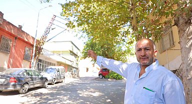 Kahramanmaraş'ta kamyonun çarptığı elektrik direği aylardır eğik halde duruyor