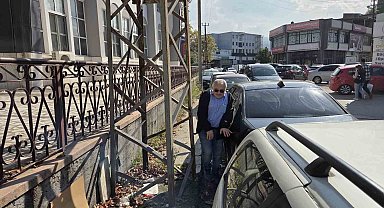 Kaldırımı kapatan elektrik direkleri yayalara geçit vermiyor