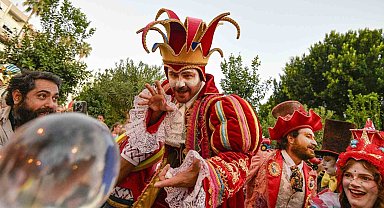 Kaleiçi sokaklarında renkli kortej geçişi