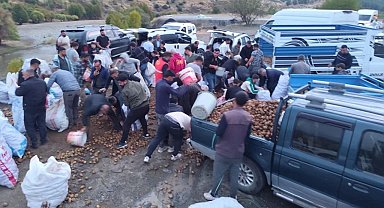 Kamyonet arızalandı, sürücü kasadaki patatesleri vatandaşlara ücretsiz dağıttı