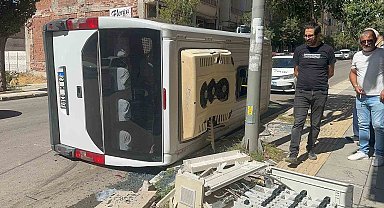 Kamyonet ile çarpışan yolcu minibüsü devrildi