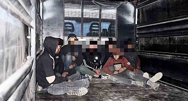Kamyonet kasasında taşınan 8 göçmen yakalandı