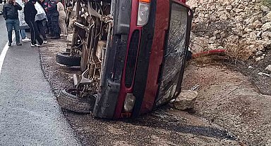 Kamyonet su tahliye kanalına devrildi: 5 yaralı