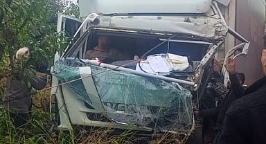 Kamyonlar kafa kafaya çarpıştı