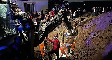 Kanalizasyon çukuru kazarken göçük altında kalan iki kardeş toprağa verildi