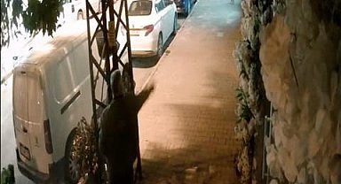 Kapalı olan kuaförün camlarına yumurta fırlattı