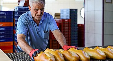 Karabağlar'da 'Askıda Ekmek' başladı