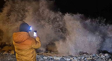 Karadeniz'de dalgaların boyu 8 metreyi aştı