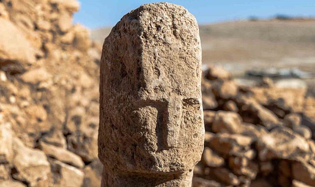 Karahantepe'de tarihte bir ilk: İnsan yüzlü T biçimli dikilitaş bulundu
