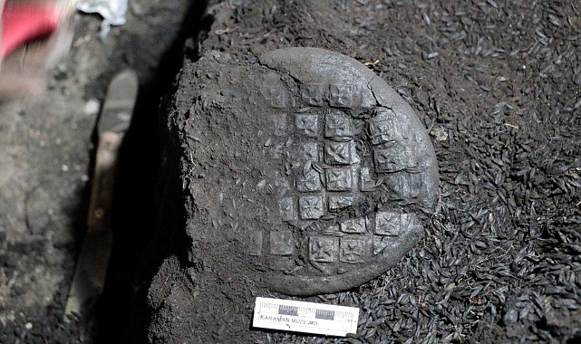 Karaman'da bin 300 yıllık bezemeli arpa ekmekleri bulundu