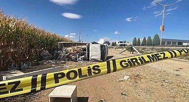 Karaman'da kamyonet yol kenarına devrildi: 2 yaralı