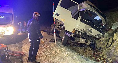 Karaman'da kontrolden çıkan kamyonet kayalıklara çarptı: 1 yaralı