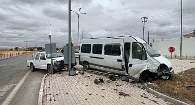 Karaman'da minibüs ile kamyonetin çarpıştığı kaza kamerada: 1 yaralı