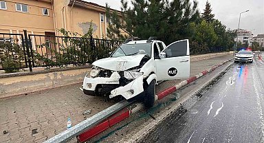 Karaman'da yağış nedeniyle kontrolden çıkan pikap aydınlatma direğini devirdi