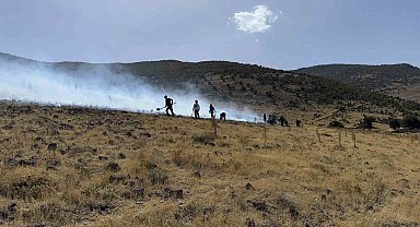 Karapınar'da ot yangını ormana sıçramadan söndürüldü