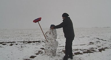 Kars'a mevsimin ilk karı yağdı, vatandaşlar kardan adam yaptı