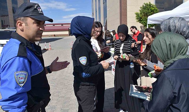 Kars'ta polis üniversite öğrencilerini bilgilendirdi