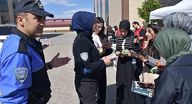 Kars'ta polis üniversite öğrencilerini bilgilendirdi