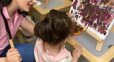 Karşıyaka'nın sanatçı öğretmeni, çocuklara sevgiyi, tuvale hayali işliyor