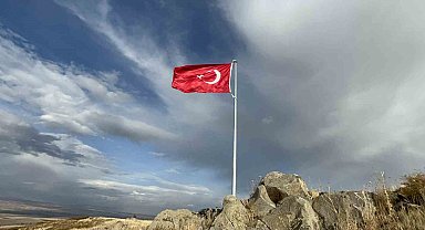 Karslı köylülerin 20 yıllık hayali: Ermenistan sınırına Türk bayrağı diktiler