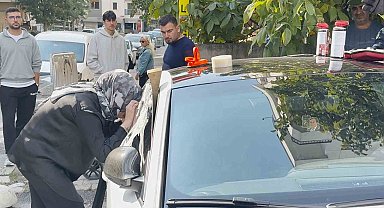 Kartal'da otomobilde kilitli kalan 2 yaşındaki çocuk cam kırılarak kurtarıldı