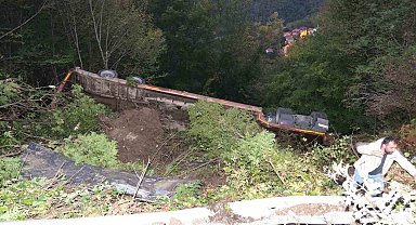 Kastamonu'da iş makinesi yüklü tır şarampole devrildi: 1 yaralı