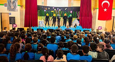 Kavaklıdere'de gönüllü gençlerden miniklere tiyatro keyfi