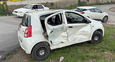 Kavşakta iki otomobil çarpıştı: 2 yaralı