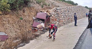 Kayganlaşan yolda otomobil istinat duvarına çarptı: Karı koca hayatını kaybetti