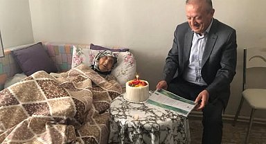 Kaymakam 2 padişah, 12 cumhurbaşkanı ve 27 başbakan gören çınara pasta kesti