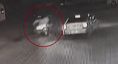 Kaza anı kamerada: Otomobil ile motosiklet çarpıştı