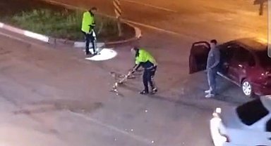 Kaza sonrası trafik polisi yolu süpürgeyle temizledi