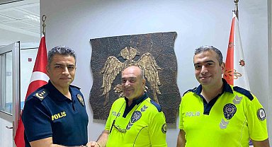 Kaza sonrası yolu süpüren trafik polislerine Emniyet Müdürü'nden teşekkür