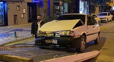 Kaza yapan alkollü ve ehliyetsiz sürücü hasarlı aracıyla poz verdi