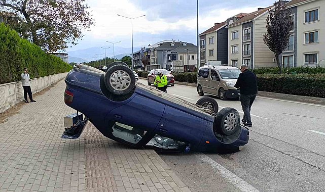 Kaza yapan otomobil takla atarak ters durdu: 1 yaralı