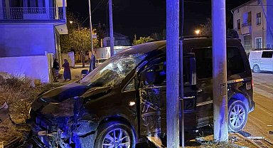 Kaza yaparak savrulan motosiklet yayalara çarptı: 5 yaralı