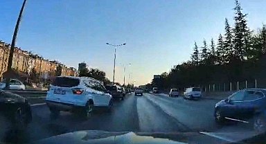 Kazadan dolayı yavaşlayan araca otomobilin arkadan çarpma anı kamerada