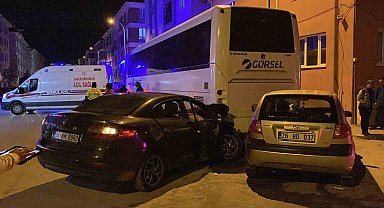 Kazaya karışan iki otomobil park halindeki otobüse çarptı: 1 yaralı
