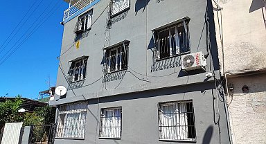 Kediyi çalıp fotoğraf çekindiler: O anlar kameraya yansıdı