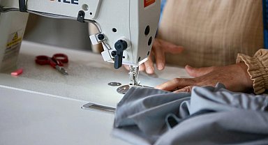 Kepez'de belediye personelinin üniformaları kadın eliyle üretilip tasarruf sağlanıyor
