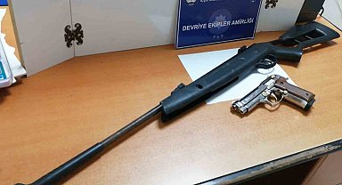 Keşan'da polisin durdurduğu şüphelinin üzerinden havalı tüfek ve kurusıkı tabanca çıktı