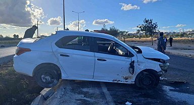 Kilis'te otomobil refüje çarptı: 2 ağır yaralı